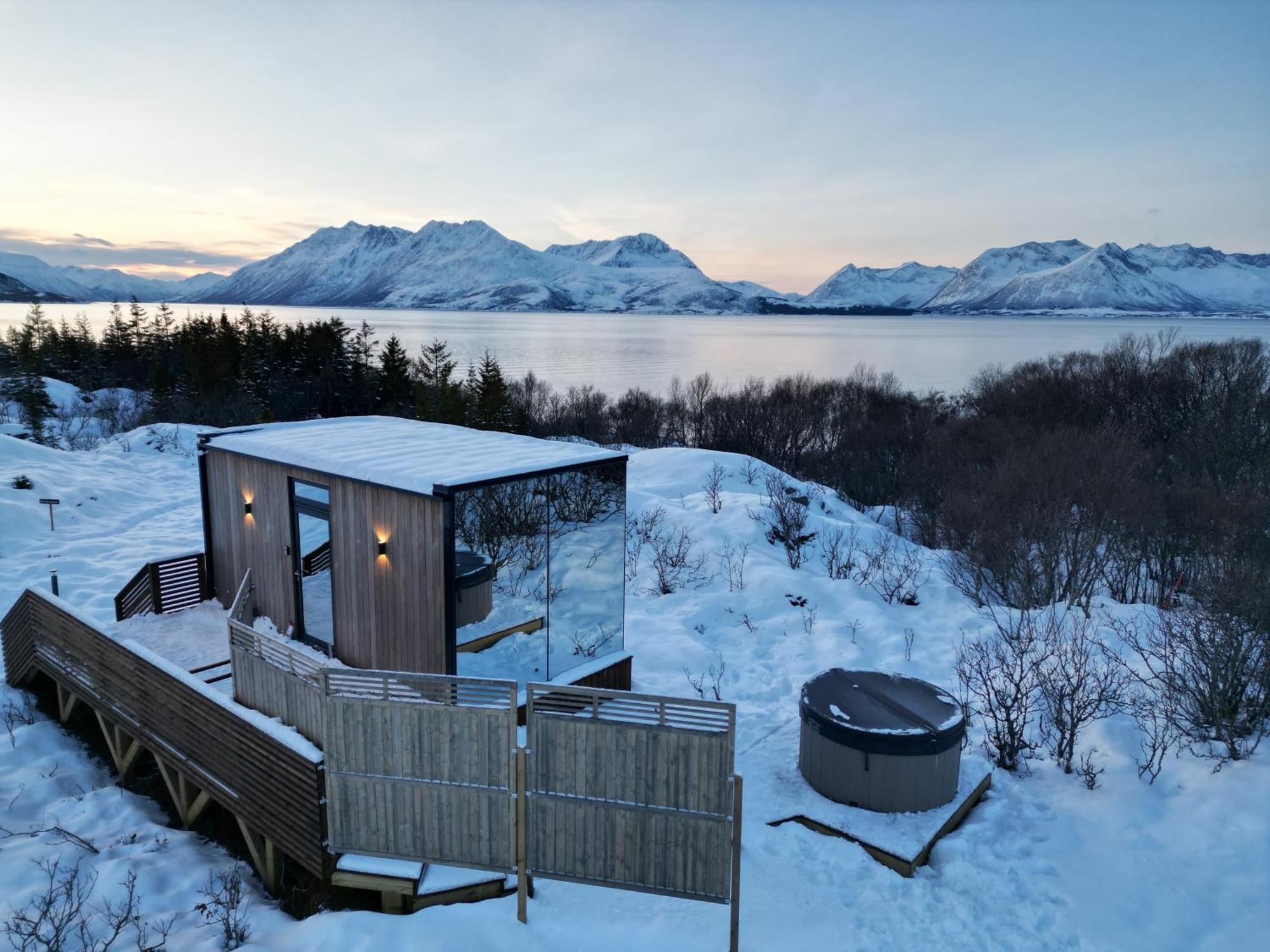 Wonderinn Arctic Utstrand エクステリア 写真